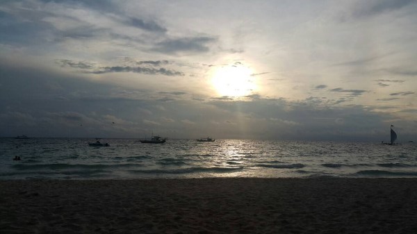 Sunset di White Beach, berlokasi di depan hotel - Wira Asmo