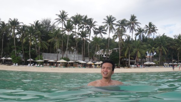 Berenang sore-sore di depan hotel di Boracay - Wira Asmo